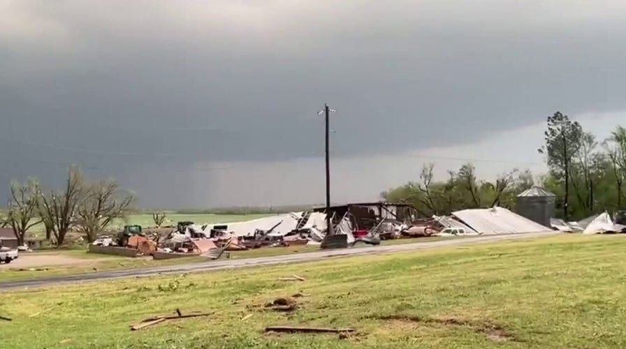 Damaging Oklahoma tornado devastates town