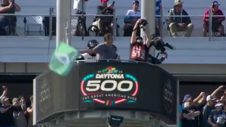 Lachlan Murdoch waves the green flag at the Daytona 500