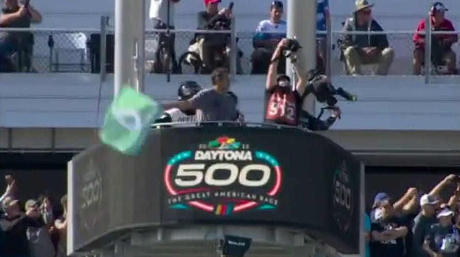Lachlan Murdoch waves the green flag at the Daytona 500