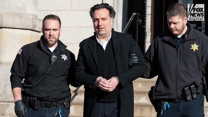 Brian sale del juzgado tras ser condenado a cadena perpetua