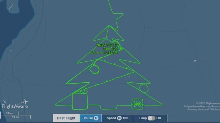Florida pilot flies in Christmas tree pattern