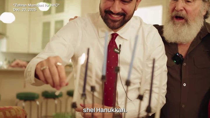 Zohran Mamdani se une a Mandy Patinkin en la celebración de Hanukkah.