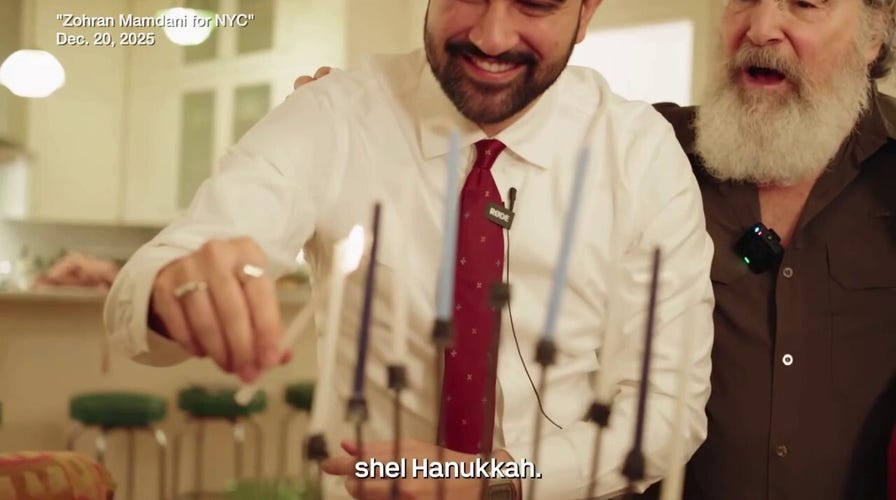 Zohran Mamdani se une a Mandy Patinkin en la celebración de Hanukkah.