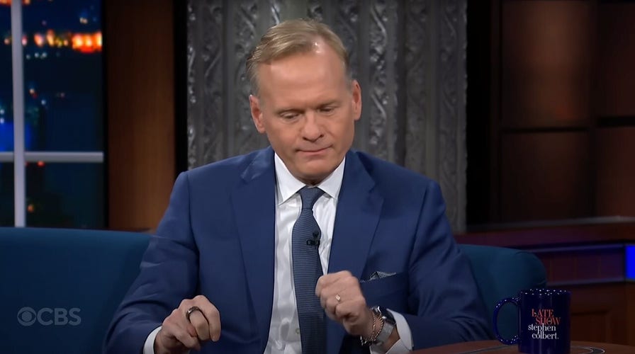 John Dickerson, de CBS News, se atraganta durante su aparición postelectoral con Stephen Colbert