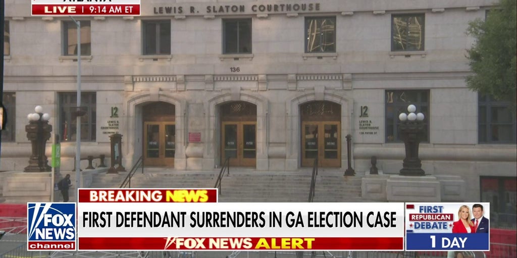 First Defendant Surrenders In Georgia Election Case | Fox News Video