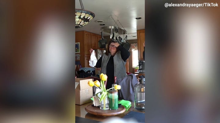 Future grandma is surprised by pregnancy announcement disguised as PR package - see the funny video!