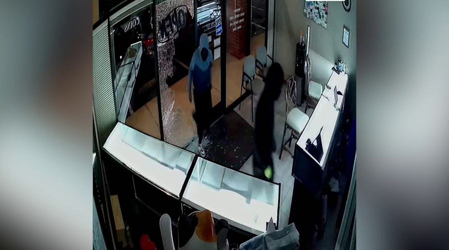 VIDEO:Tennessee police search for thieves who burglarized Memphis jewelry store