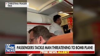Passengers tackle man threatening to bomb a plane