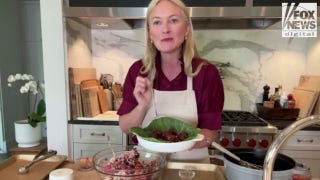 Las albóndigas al horno se combinan con una salsa picante y dulce en un aperitivo navideño favorito para todos los públicos.