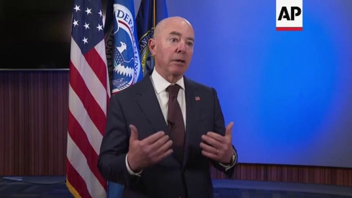 Mayorkas promociona la preparación de la FEMA en un vídeo del verano de 2024