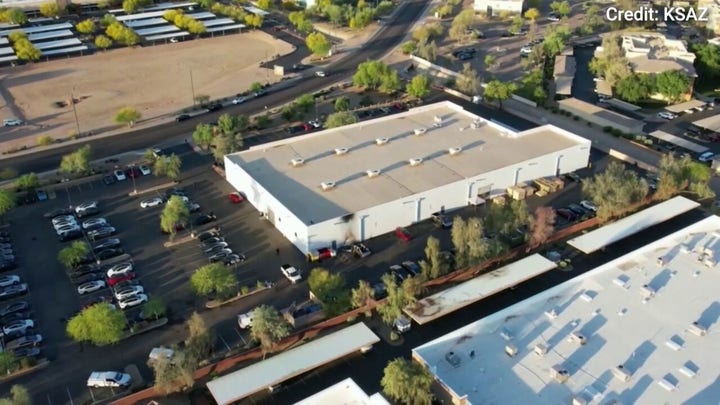 Un vídeo aéreo muestra las secuelas del incendio provocado en un concesionario Tesla de Arizona en 2025.