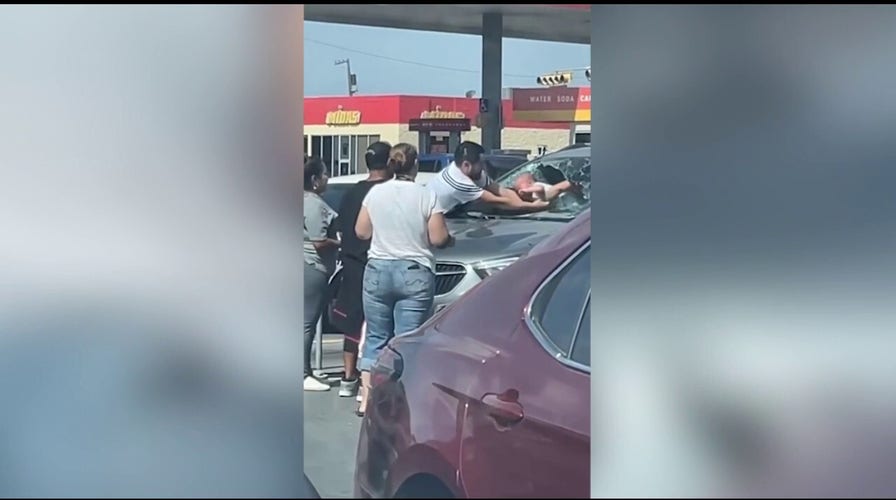 Texas bystanders smash windshield to rescue crying baby from hot car