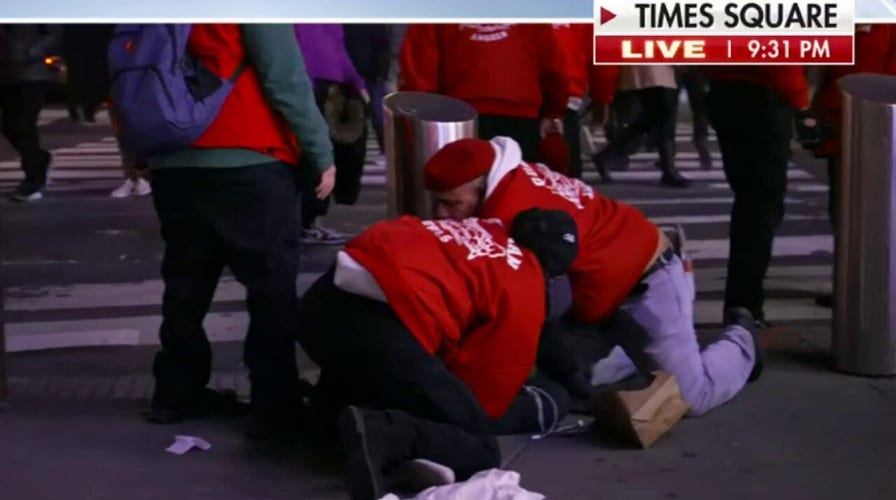 Guardian Angels tackle suspect during Curtis Sliwa's ‘Hannity’ interview