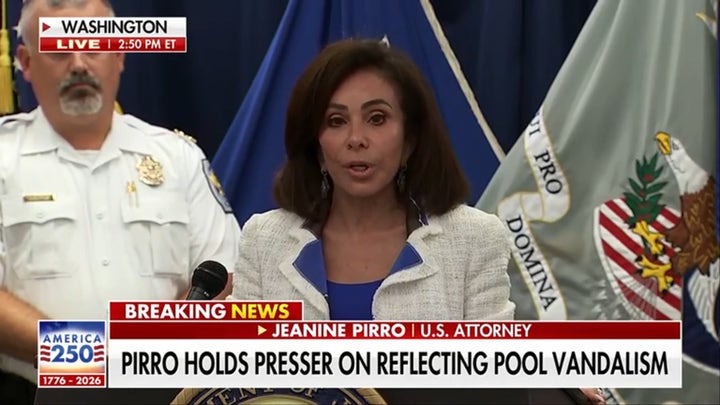 La fiscal federal Jeanine Pirro ofrece una rueda de prensa sobre los actos de vandalismo en el estanque reflectante
