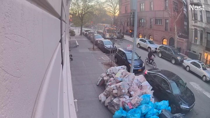 El sospechoso de dispararCEO UnitedHealthcare  aparece en bicicleta en un vídeo de vigilancia