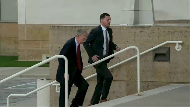 John llega al juzgado federal para entregarse