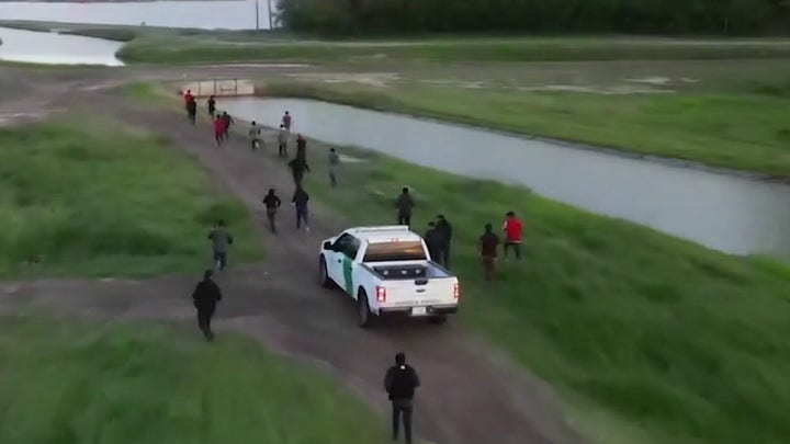 Fox News Flight Team captures migrant group rushing southern border