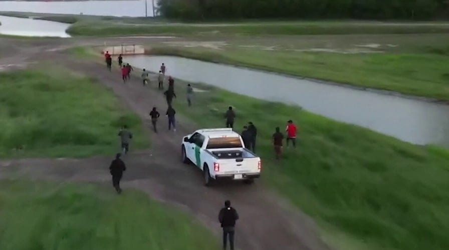 Fox News Flight Team captures migrant group rushing southern border