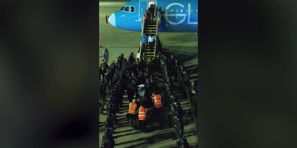 Alleged Tren de Aragua gang members deported from US processed in El Salvador