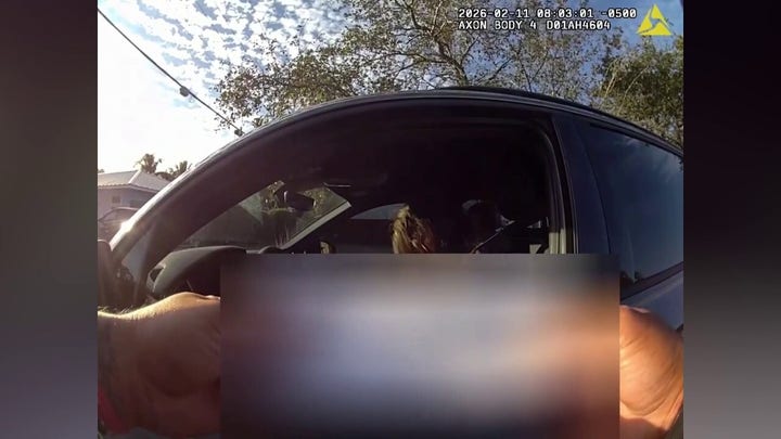 Vídeo de una cámara corporal: Detienen a un conductor sin mano derecha por llevar supuestamente el móvil en la «mano derecha»