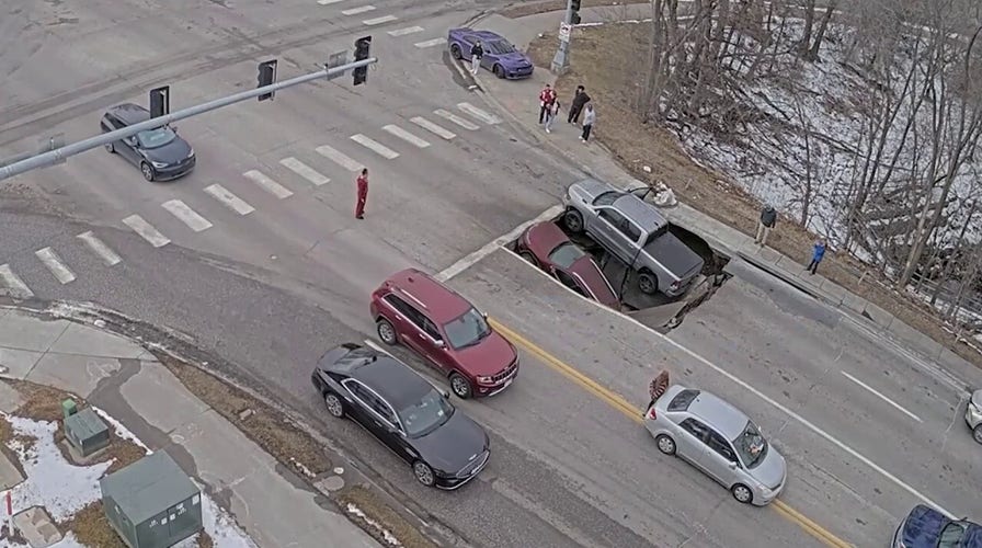 Video captures heart-dropping infinitesimal sinkhole collapses underneath aggregate cars