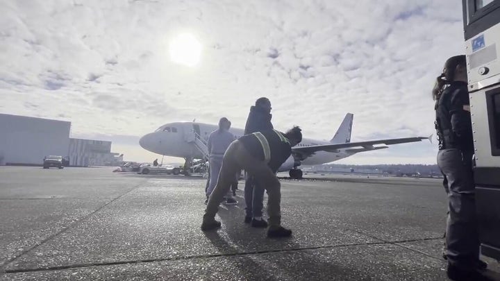 ICE se prepara para llevar en avión a un grupo de inmigrantes indocumentados a casa desde Seattle, Washington