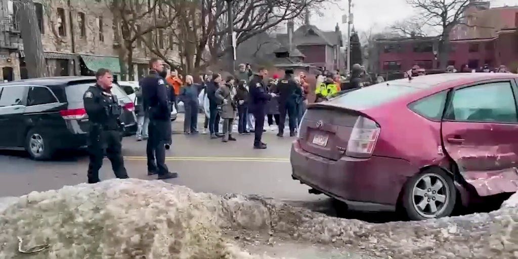 Vehicle believed to be pursued by federal agents crashes in St Paul