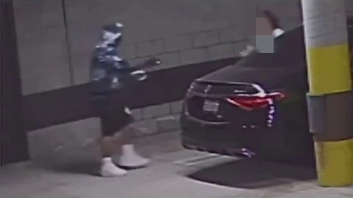 Armed suspect follows Los Angeles woman into parking garage, robs her at gunpoint