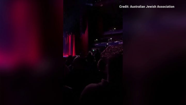 Comedian Jerry Seinfeld roasts anti-Israel heckler 