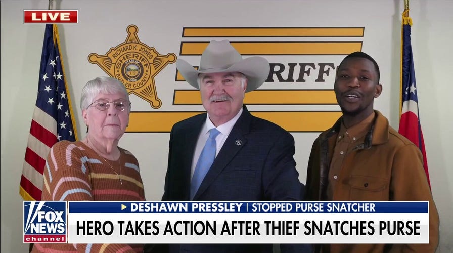 Good Samaritan stops thief from snatching a woman's purse at an Ohio grocery store