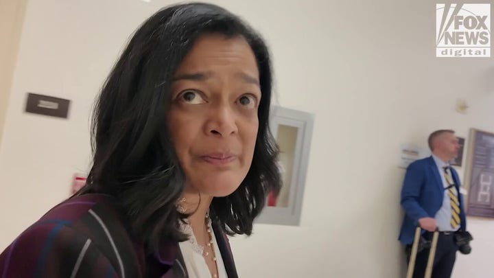 La guerra en Irán «tiene consecuencias aún mayores» que la de Siria, afirma la diputada Jayapal.