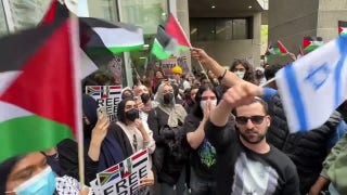 Anti-Israel protesters shout at man waving Israeli flag in NYC - Fox News