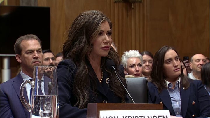 El senador novato Bernie Moreno arremete contra la administración Biden durante la audiencia de confirmación de Noem