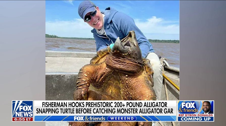 Fisherman catches alligator snapping turtle and an alligator gar in Texas