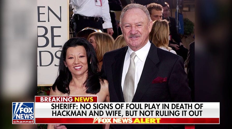 Las autoridades dicen que no hay signos evidentes de juego sucio en las muertes de Gene Hackman y su esposa, pero no lo descartan