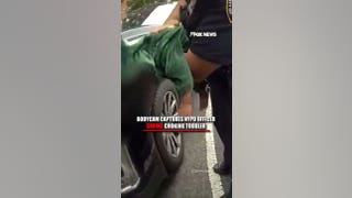 MIRA: Una cámara corporal graba cómo un agente de la policía de Nueva York SALVA a un niño pequeño que se estaba ahogando