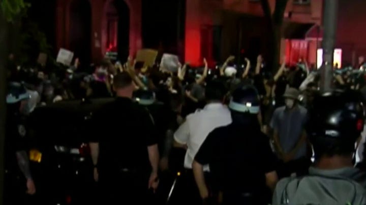 NYPD deescalates tension with protesters in Brooklyn