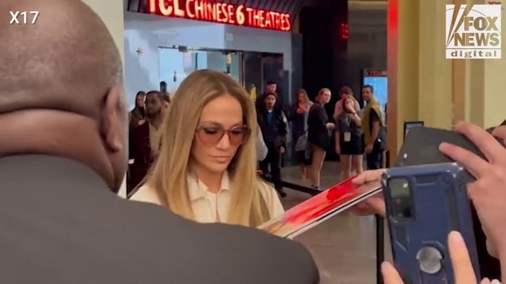 Jennifer López emboscada con una pregunta sobre Diddy durante una sesión de autógrafos