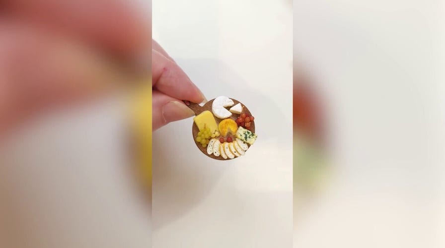 Artista hace comida diminuta, incluyendo tablas de queso, peras y más