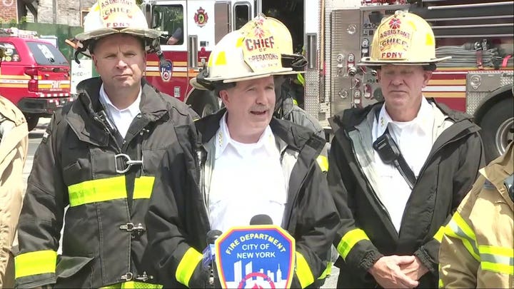Las autoridades dan detalles sobre el enorme incendio residencial de 5 alarmas que dejó decenas de heridos en Nueva York