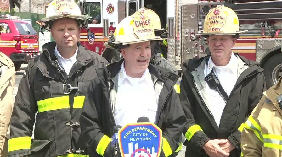 Las autoridades dan detalles sobre el enorme incendio residencial de 5 alarmas que dejó decenas de heridos en Nueva York