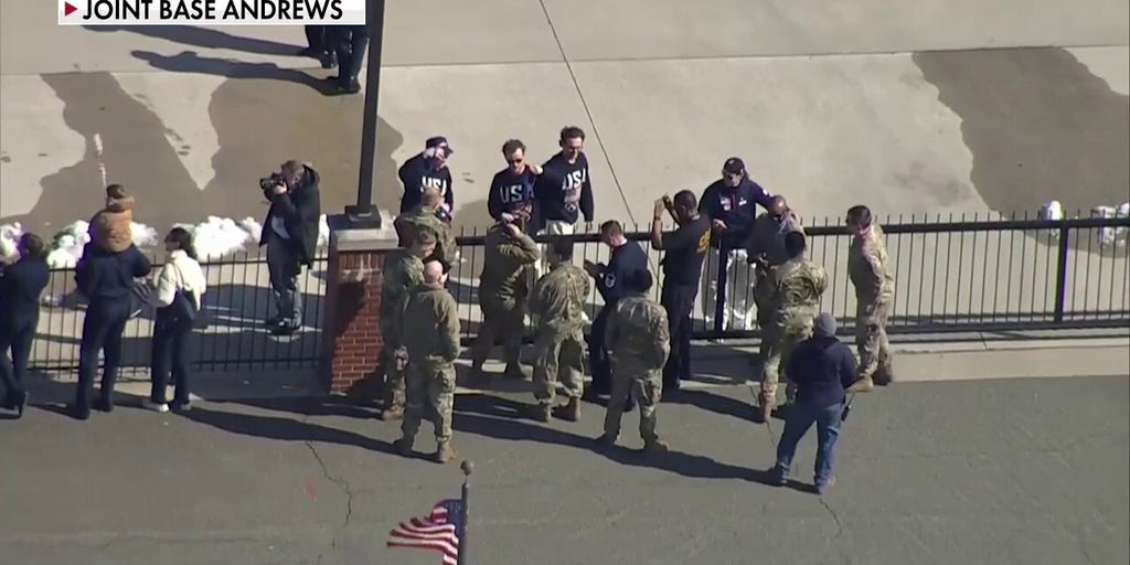 Team USA men’s hockey team poses with military members after DC arrival