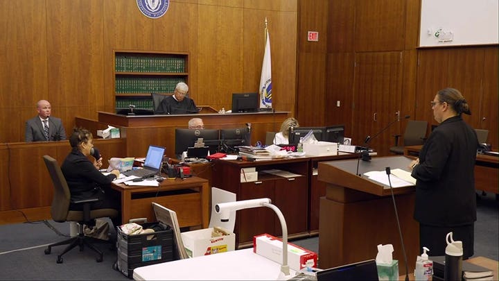 Un agente de policía explica la formación especializada en la investigación de la escena del crimen en el juicio contra Clancy, de « Lindsay »