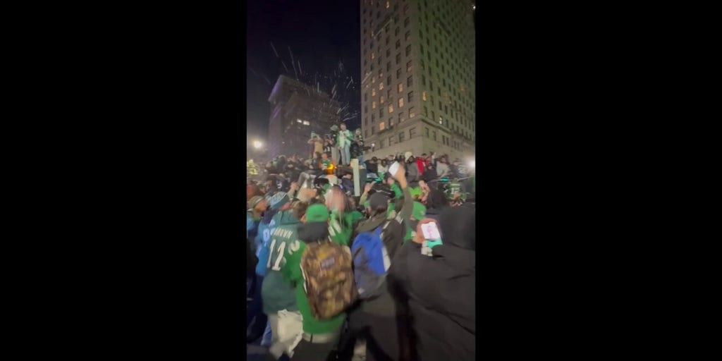 Eagles fans celebrate on Broad Street after team's NFC title win