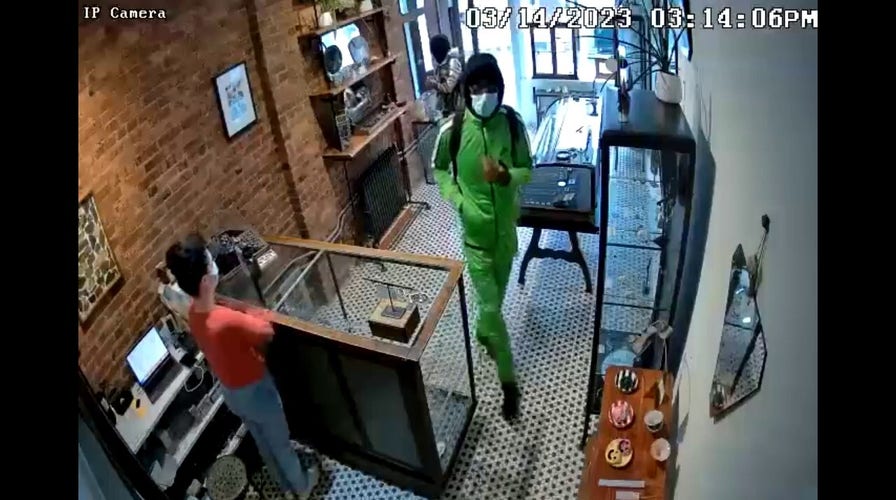 Brooklyn jewelry store robbed at knifepoint for 2nd time since February: 'Hi! I’m back'
