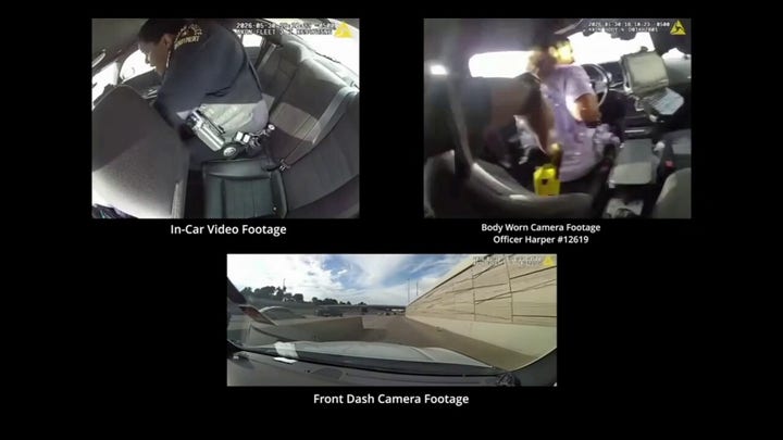 Un sospechoso esposado roba un coche patrulla Dallas con un agente todavía dentro