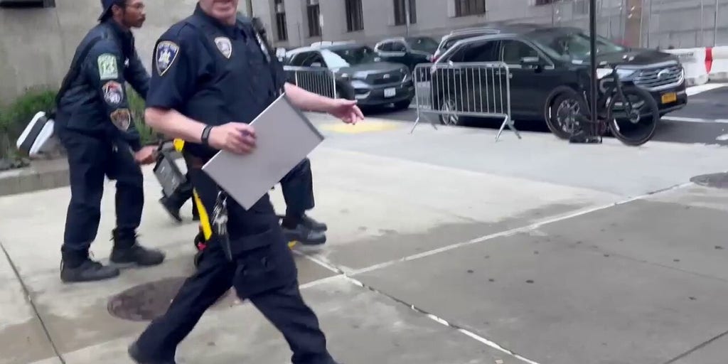Officers stabbed at Manhattan courthouse