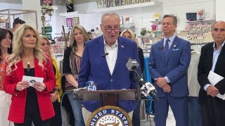El senador Chuck Schumer arremete contra los aranceles de Trump junto a un empresario que apoya a Trump en una rueda de prensa en NY