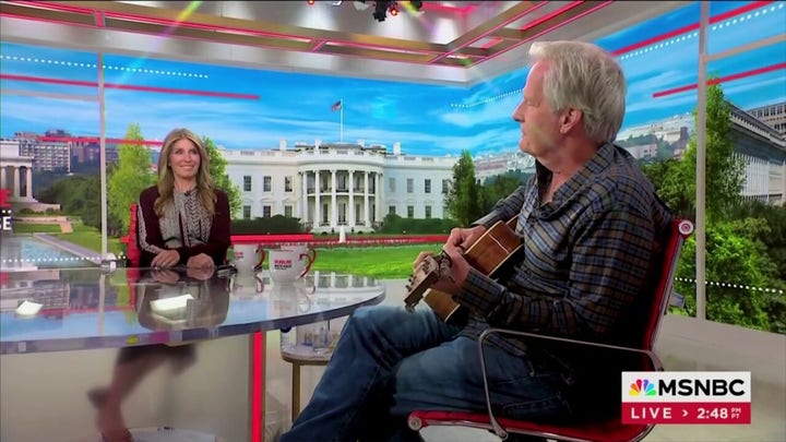 Jeff Daniels croons Crazy World song on MSNBC's ‘Deadline: White House’