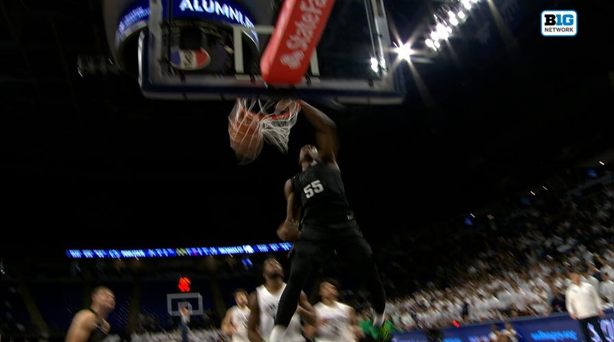 Michigan State's Coen Carr finishes fastbreak break with AUTHORITY against Penn State